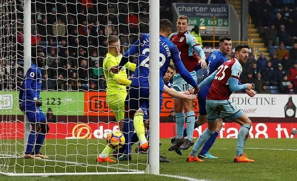 Cenk Tosun Premier Lig'de ilk golünü attı