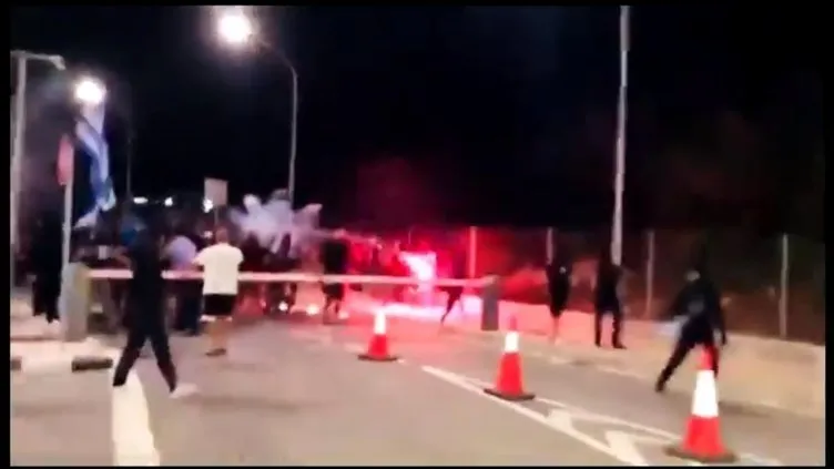 Son dakika haberler: KKTC’de olaylı gece! Rumlar bayrakla sınıra saldırdı! Haberi duyan Türkler bölgeye akın etti...