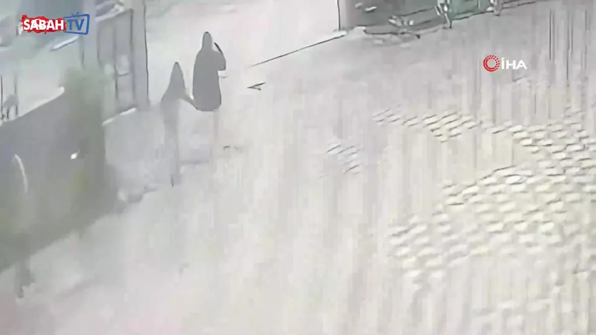 Mersin’de evleri soyan kadın hırsızlar minibüste polise yakalandı | Video videosunu izle Mersin’de evleri soyan kadın hırsızlar minibüste polise yakalandı | Video videosunu izle