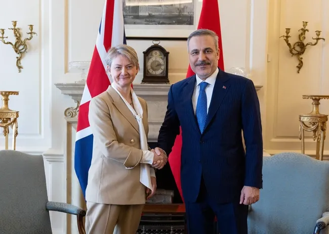 turkiye-ile-ingiltere-arasinda-stratejik-ortaklik-cerceve-anlasmasi-1776958224582.jpg Türkiye ile İngiltere arasında Stratejik Ortaklık Çerçeve Anlaşması!