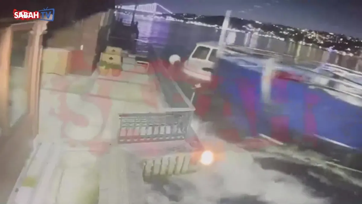 Yolcu vapuru yalıya böyle çarptı