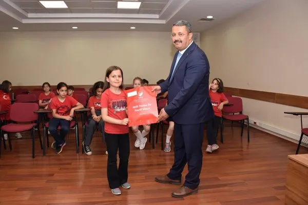 ankara-bati-adliyesinde-isaret-dili-ogrenen-cocuklara-forma-hediyesi-1748609155035.jpg