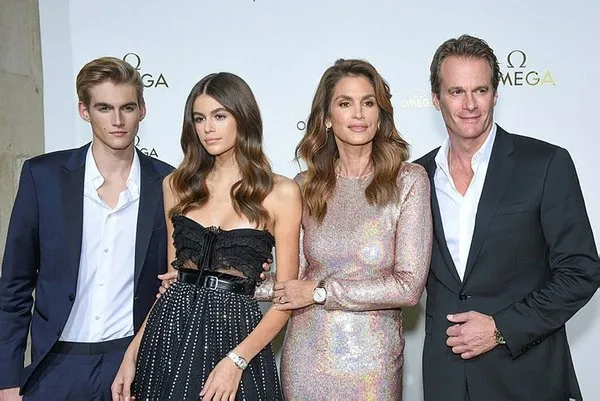Kaia Gerber annesinin tahtına oturdu!