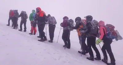 Farklı ülkelerden dağcılar, Ağrı Dağı'nın zorlu hava hoşullarına göğüs gererek zirveye ulaştı #agri
