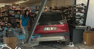 İzmit’te panik anları: Kontrolden çıkan otomobil markete daldı! #kocaeli