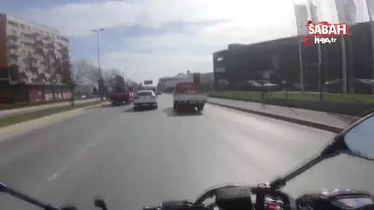Kamyonetle makas atan magandalar kadın sürücünün aracına böyle çarptı | Video