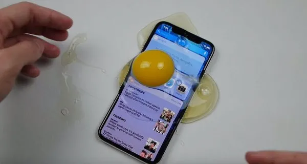 Yumurtadan iPhone X kılıfı yaptı!