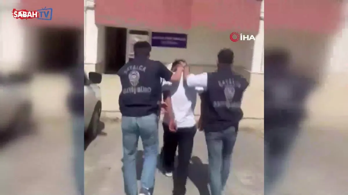 Kendisini komiser olarak tanıtıp altın ve dövizleri almaya geldi, suçüstü yakalandı | Video videosunu izle Kendisini komiser olarak tanıtıp altın ve dövizleri almaya geldi, suçüstü yakalandı | Video videosunu izle