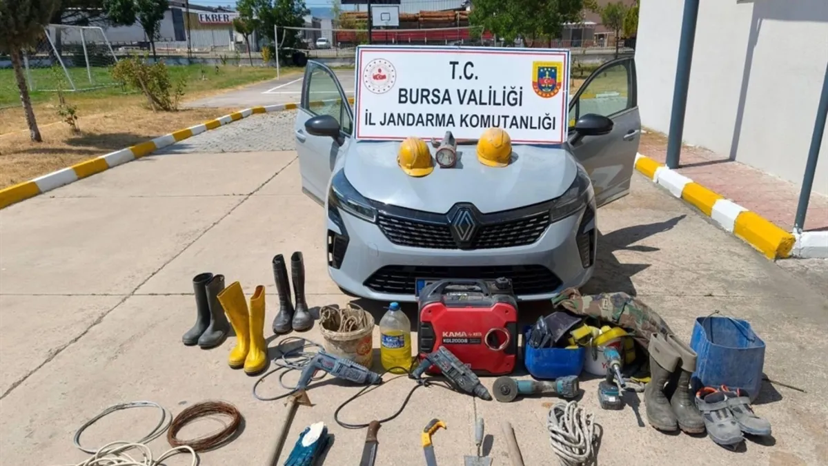 Bursa'nın Yenişehir ilçesindeki Antik Roma Mezarları sit alanında 35 metrelik tünel kazarak kaçak kazı yapan 5 şüpheli jandarma ekipleri tarafından suçüstü yakalandı.