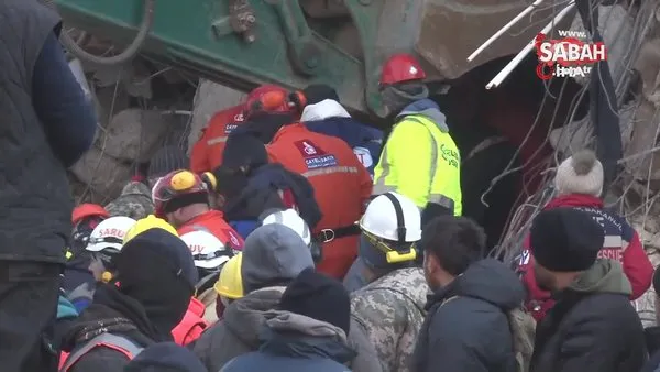 Kahramanmaraş'ta anne kız, depremin 101'inci saatinde enkaz altından çıkartıldı | Video