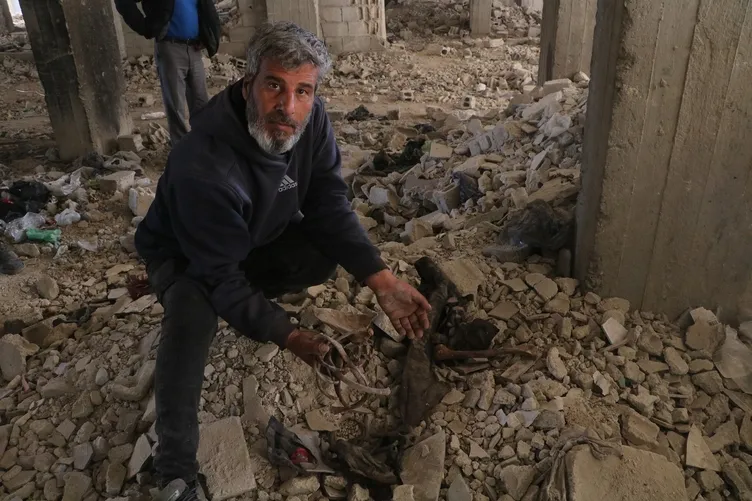 SON DAKİKA... Esad 10 bin kişiyi buraya gömdü! Tadomon Mahallesi’ndeki katliam gün yüzüne çıktı: İnsan kemikleri fışkırıyor!