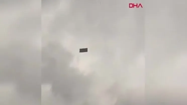 Ankara'da şiddetli fırtına nedeniyle havada uçan koltuk saniye saniye görüntülendi | Video