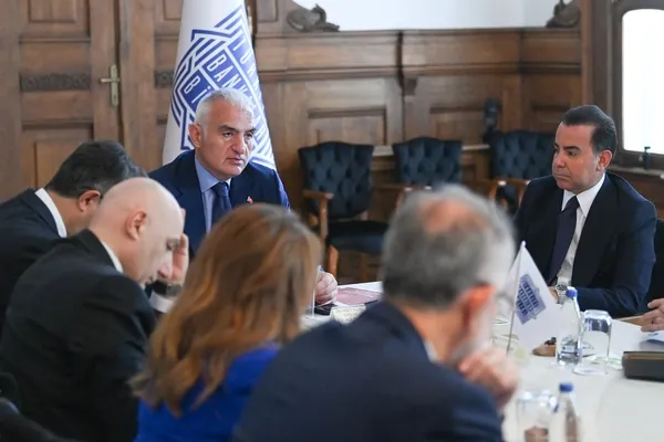 bankacilik-ve-turizm-zirvesinde-kritik-bulusma-yaz-sezonu-masaya-yatirildi-1778672033770.jpg