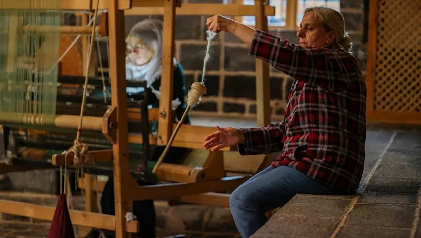 457 yıllık hamam ekmek kapıları oldu! Kadınlar ipek dokuma tezgahlarında hayatlarını dokuyor