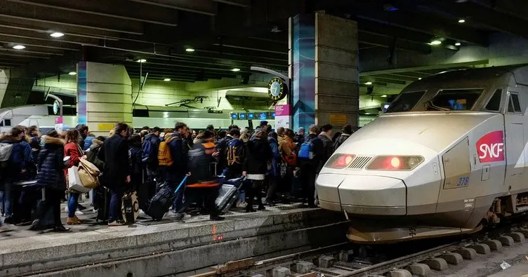 Fransa’da grevler yüzünden demir yolu şirketi 400 milyon avro zararda