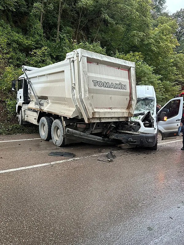 orduda-yolcu-minibusu-kamyona-carpti-1-olu-23-yarali-1792181016834.jpg