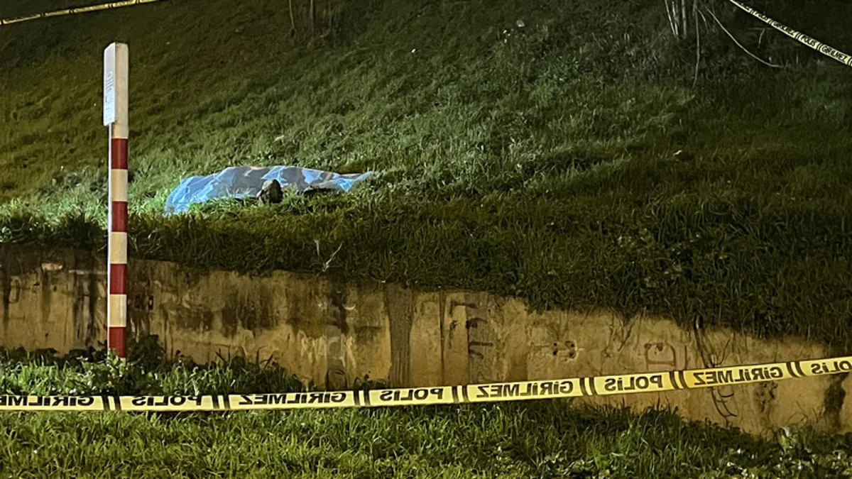 İstanbul’da yol kenarında erkek cesedi bulundu! İstanbul’da yol kenarında erkek cesedi bulundu!