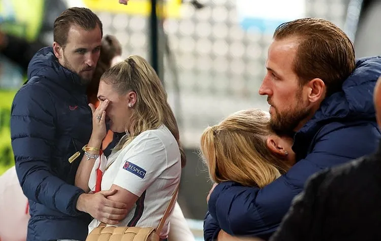 Son dakika: EURO 2020 finaline damga vuran an! Çocukluk aşkını böyle teselli etti...
