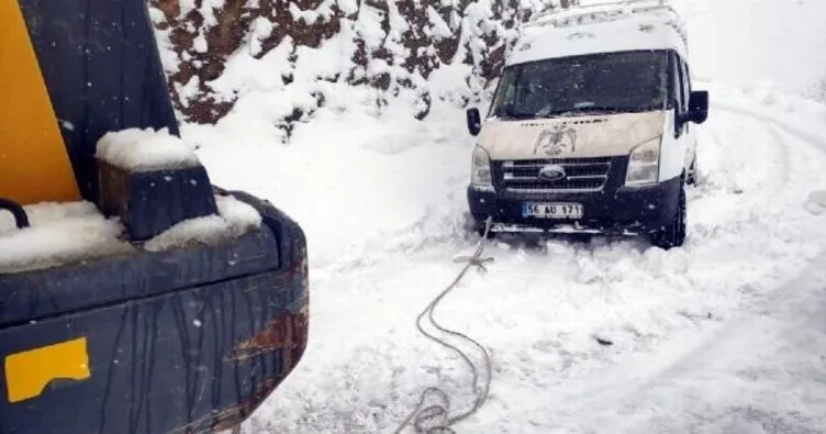 Siirt’te köy yolunda karda mahsur kalan 6 minibüs kurtarıldı