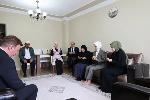 bakan-goktastan-erzincanda-sehit-ailesine-anlamli-ziyaret-1783109160437.jpg