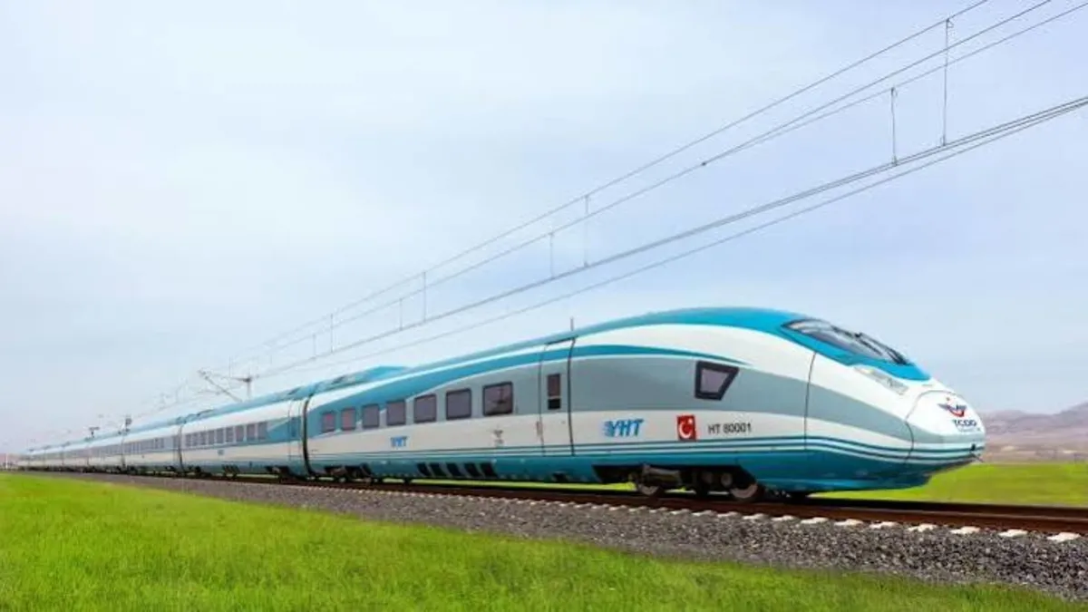 TCDD logosu ve tren yolu üzerinde uyarı tabelası.