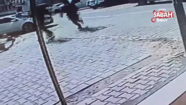 Baygınlık geçiren kadın yere yığıldı.Esenyurt'ta aileler arasında yaşanan silahlı kavga kamerada | Video