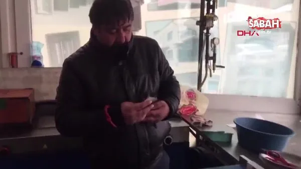 Ardahan'da yaralı karabatağı elleriyle besleyen balıkçı kamerada | Video