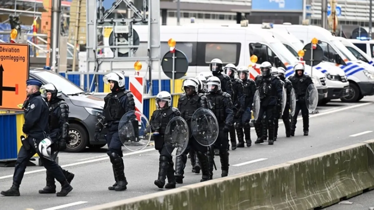 Brüksel’de polis YPG/SDG yandaşlarına sert müdahale etti Brüksel’de polis YPG/SDG yandaşlarına sert müdahale etti