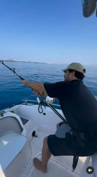 Balık avında! Yakışıklı oyuncu Çağatay Ulusoy dev bir orkinos yakaladı!
