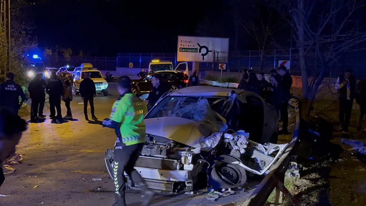 Beykoz’da feci kaza: Servis minibüsü ile otomobil çarpıştı! 1’i ağır 11 yaralı Beykoz’da feci kaza: Servis minibüsü ile otomobil çarpıştı! 1’i ağır 11 yaralı