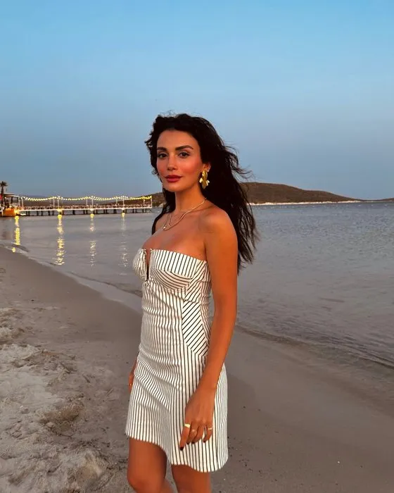 Özge Yağız güzelliğiyle esti geçti! Verdiği pozlar çok konuşuldu Dünyanın en güzel kızı