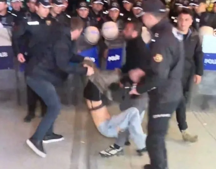 Yasa dışı eyleme 30 gözaltı! CHP’nin provokasyonu yine tutmadı: Kadın iç çamaşırı giyen bir erkek çıktı