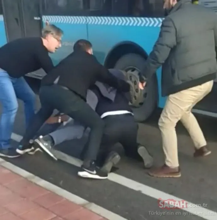 Antalya’da şehir magandaları dehşet saçtı! Halk otobüsü şoförünü yola yatırıp dövdüler