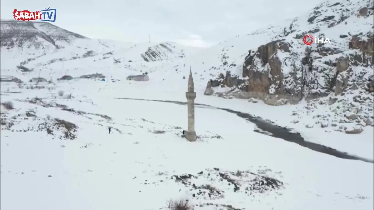 Ağrı’da barajdan çıkan tarihi minare kış manzarasıyla mest etti | Video videosunu izle Ağrı’da barajdan çıkan tarihi minare kış manzarasıyla mest etti | Video videosunu izle