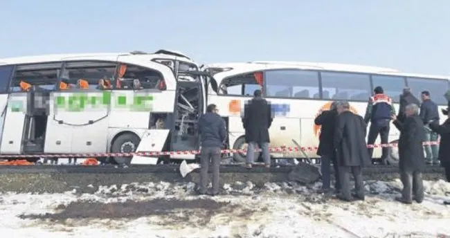 İki yolcu otobüsü kafa kafaya çarpıştı
