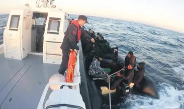 Lastik botta bulunan 41 göçmen kurtarıldı #izmir