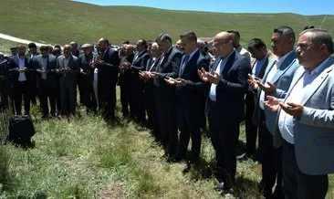 Terör örgütü PKK’nın katlettiği babasının mezarı başında buruk doğum günü #erzurum