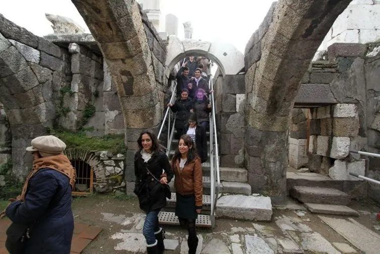 Gençler, İzmir’i gezerek öğreniyor