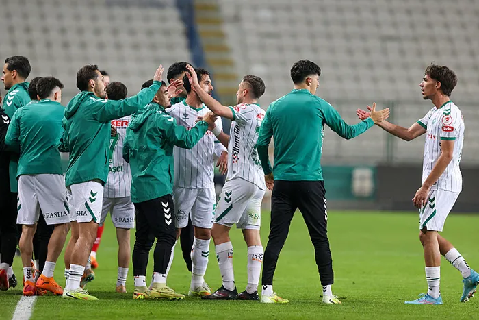 konyaspor-antalyaspor-karsisinda-tek-golle-kazandi-1766507339354.jpeg