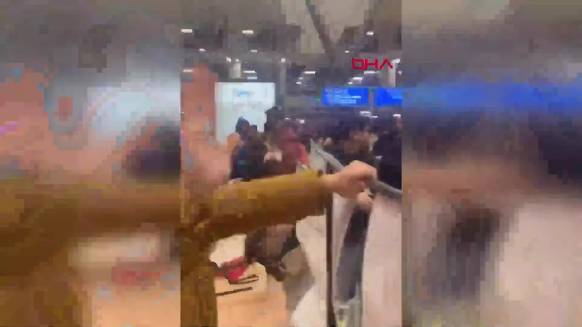 İstanbul’da fırtınada bazı binaların çatısı uçtu, denizde dev dalgalar oluştu | Video videosunu izle İstanbul’da fırtınada bazı binaların çatısı uçtu, denizde dev dalgalar oluştu | Video videosunu izle