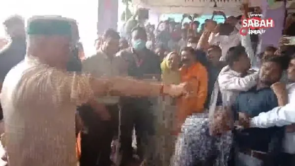 Hindistanlı Vali törende kendini kırbaçlattı | Video
