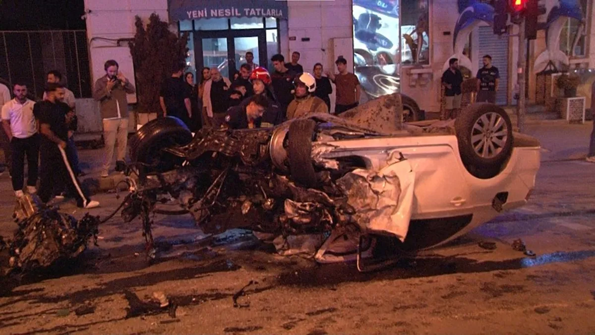 İETT otobüsüne otomobil çarptı: 1’i ağır 2 yaralı İETT otobüsüne otomobil çarptı: 1’i ağır 2 yaralı