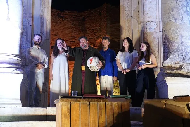 mimar-sinan-efes-tiyatro-gunlerinde-sahne-aldi-1755016308892.jpg
