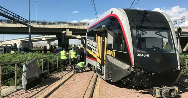 Ticari araçla çarpışan tramvay raydan çıktı: 2 yaralı