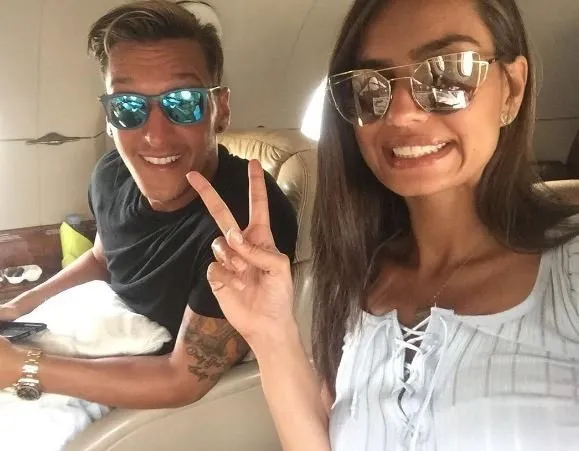 Mesut Özil’in sevgilisi oyuncu Amine Gülşe’den müjdeli haber