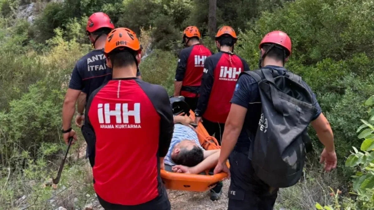 Alanya’da paraşüt pilotu kayalıklara düştü Alanya’da paraşüt pilotu kayalıklara düştü