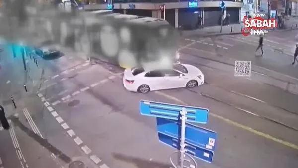 Zeytinburnu’nda tramvay ve otomobilin karıştığı kaza kamerada | Video