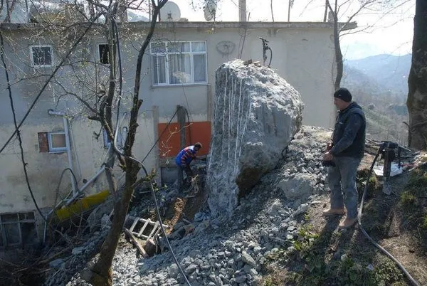 400 tonluk kayayı böyle parçaladılar