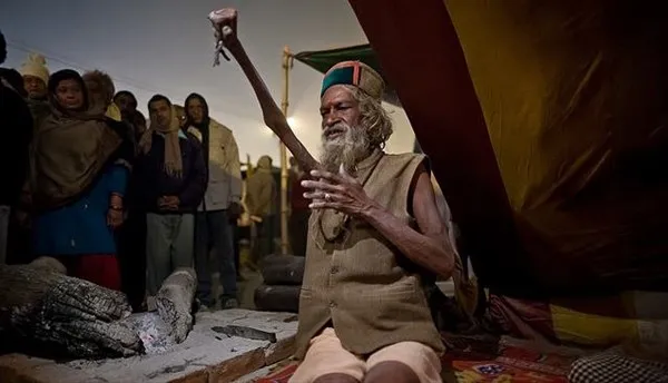 Kolunu 44 yıldır aşağı indirmiyor!