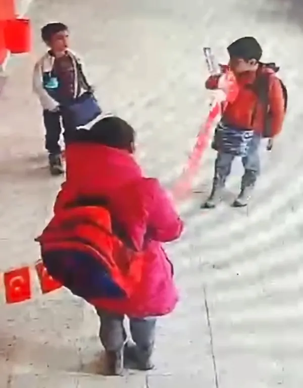 ilkokul-ogrencilerinin-bayrak-hassasiyeti-1778089122141.jpg